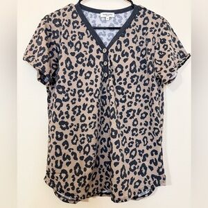 Sweet Lovely Leopard Print V-Neck Short Sleeve Top